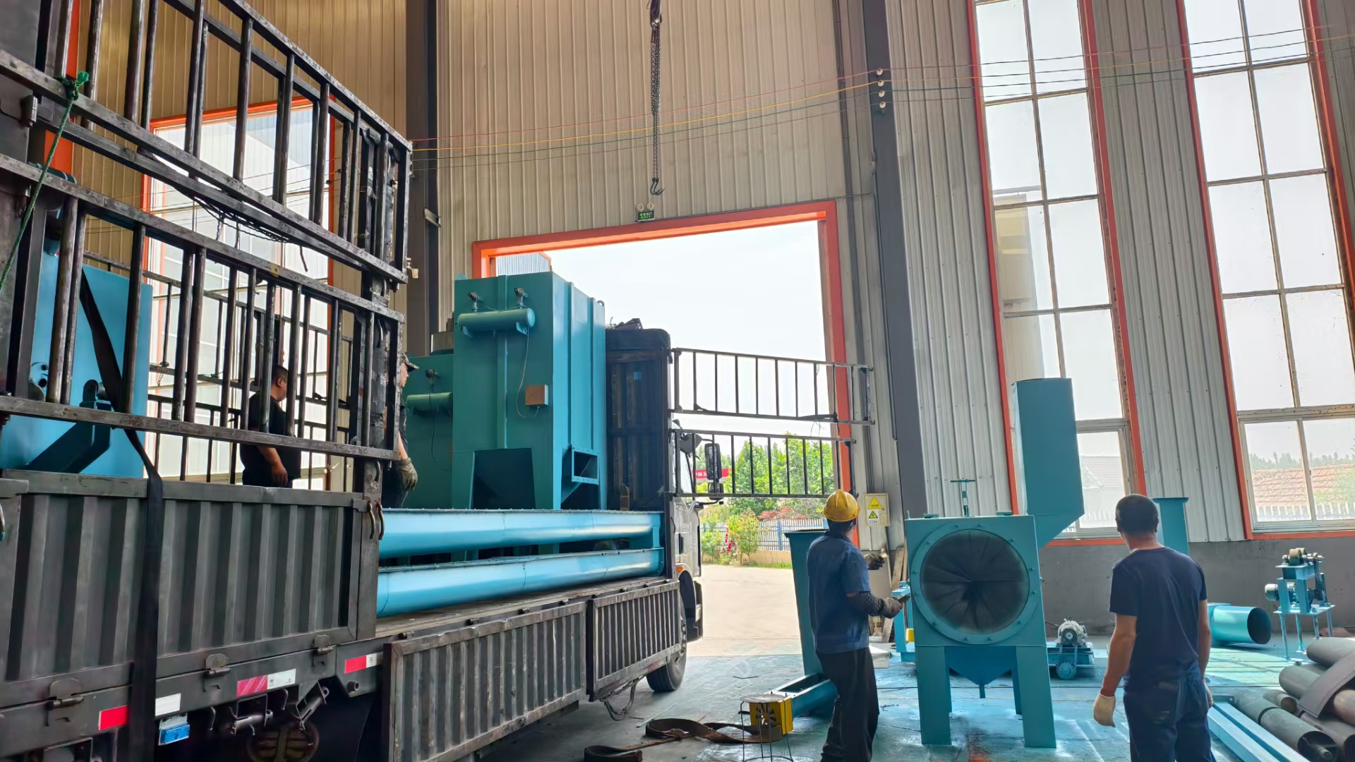 除銹砂機吊掛打孔圖片_吊掛打砂除銹機_除銹砂機吊掛打孔視頻