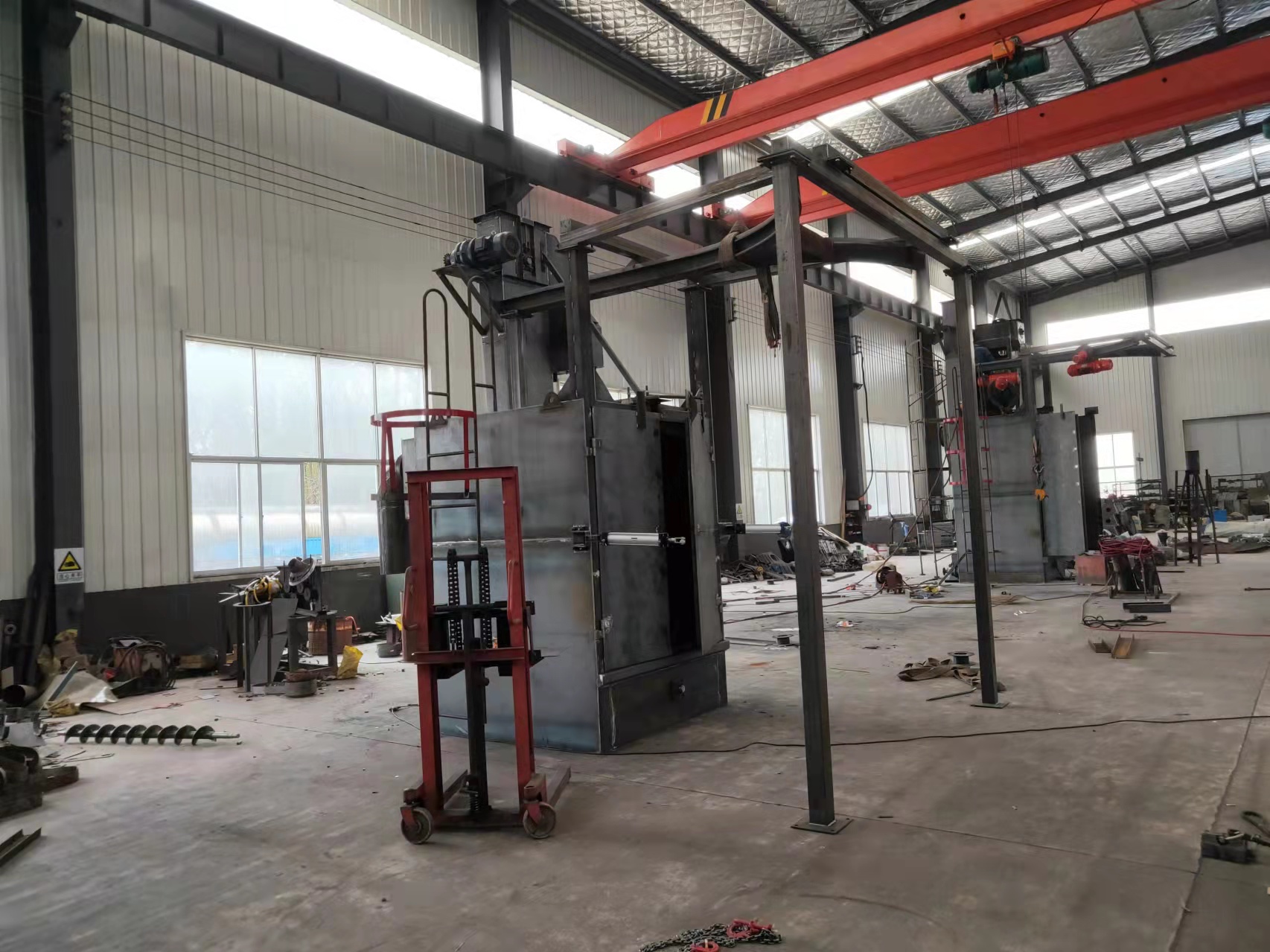打砂機廠家_懸鏈連續式打砂機_連續通過式鑄件清砂機